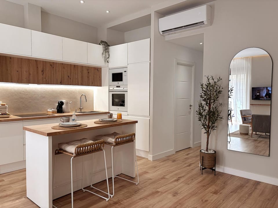 Kitchen or kitchenette, Dining area, minibar, oven, stove, toaster
