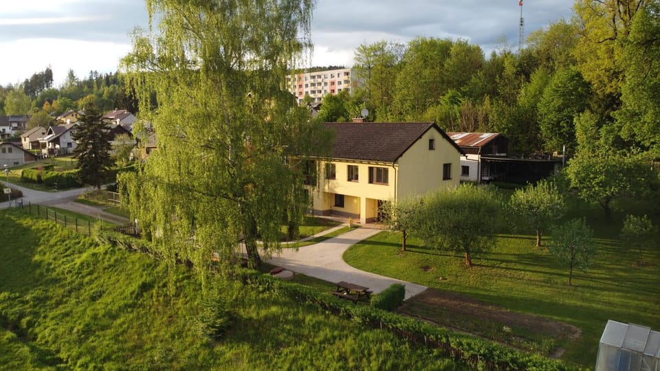 Property building, Spring, Day, Neighbourhood, Natural landscape, Garden, Garden view, Street view, Parking