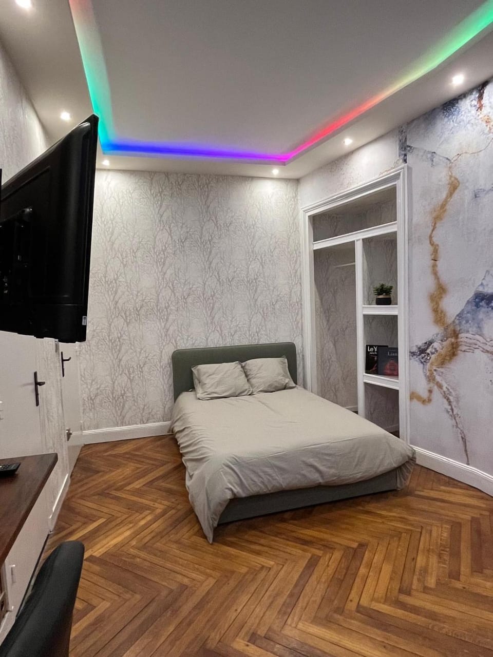 Bed, TV and multimedia, Photo of the whole room, Bedroom