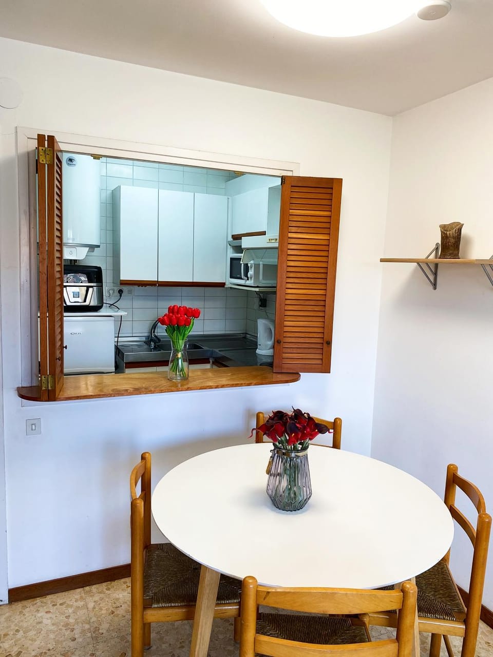 Kitchen or kitchenette, Dining area