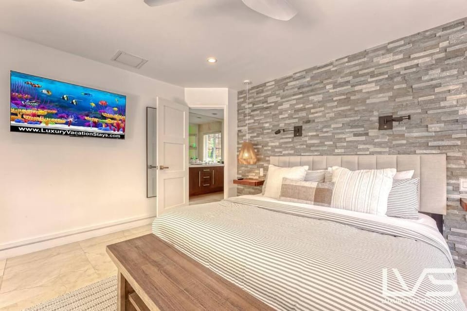 Imperial Waterfront Villa- Walk to Beach Pool & Spa House in Lauderdale-by-the-Sea