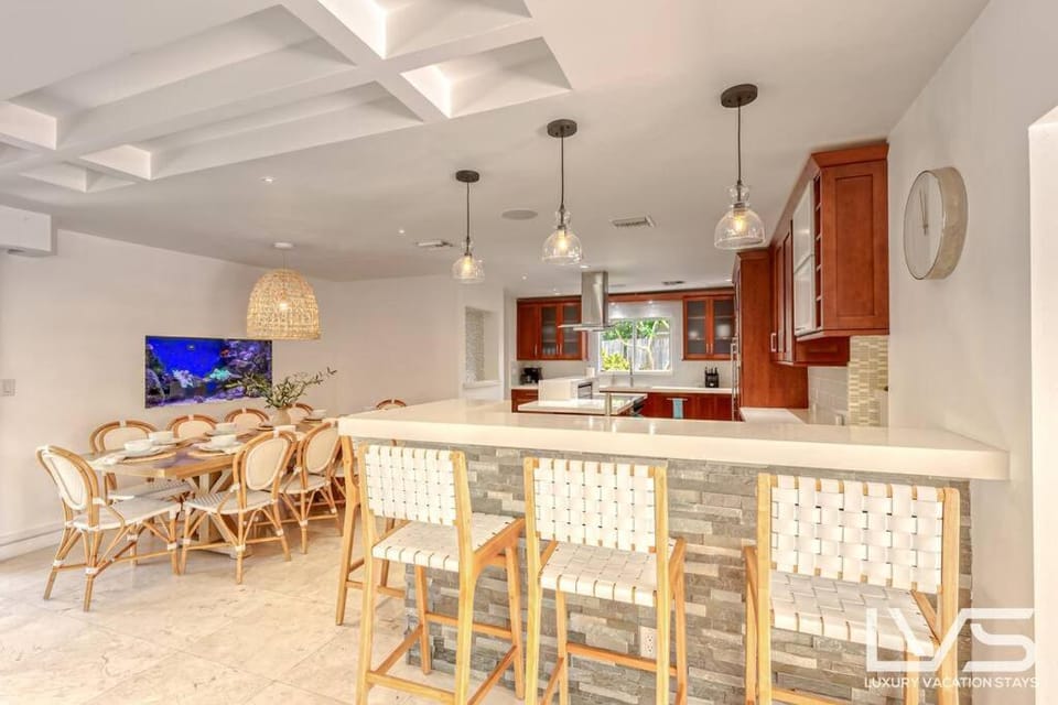 Imperial Waterfront Villa- Walk to Beach Pool & Spa House in Lauderdale-by-the-Sea