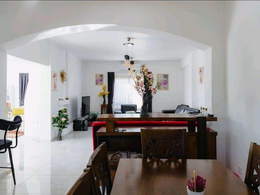 TV and multimedia, Living room, Seating area, Dining area