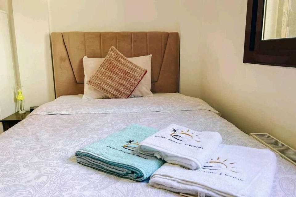 Bed, Bedroom, towels