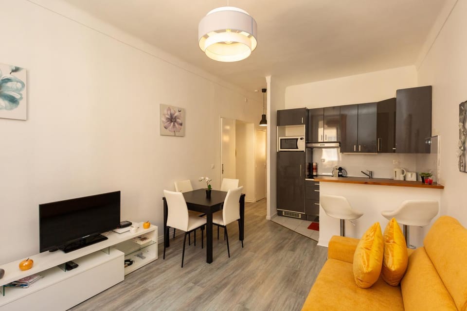 Kitchen or kitchenette, Living room, Dining area