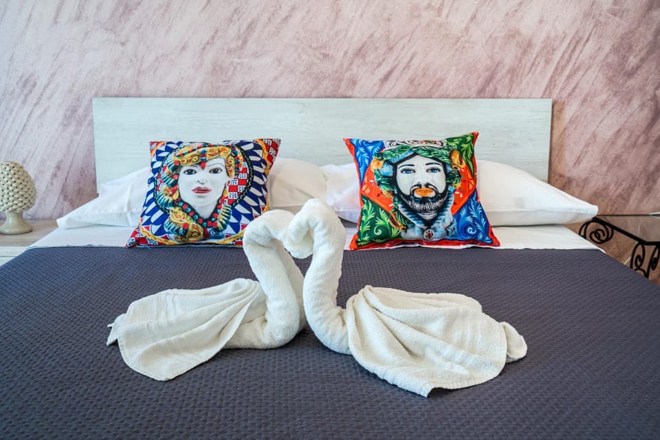 Bed, Decorative detail, Bedroom, towels