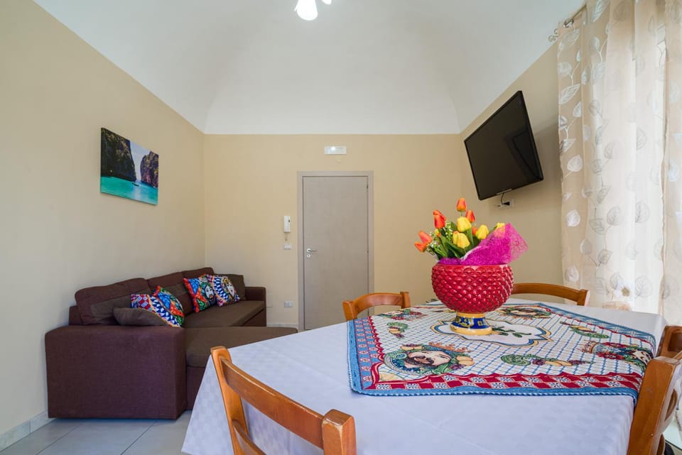 Communal lounge/ TV room, Living room, Seating area, Dining area