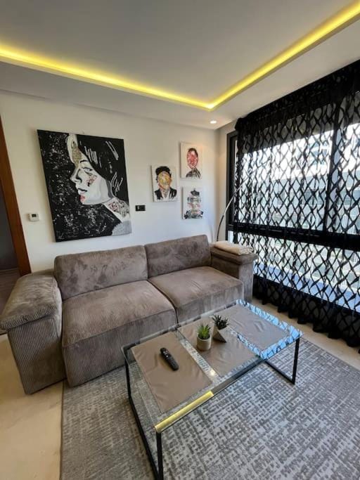 Tour 33 : Appartement chic en plein cœur de Casa Apartment in Casablanca