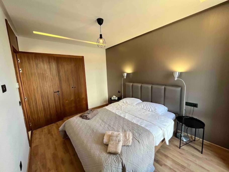 Tour 33 : Appartement chic en plein cœur de Casa Apartment in Casablanca