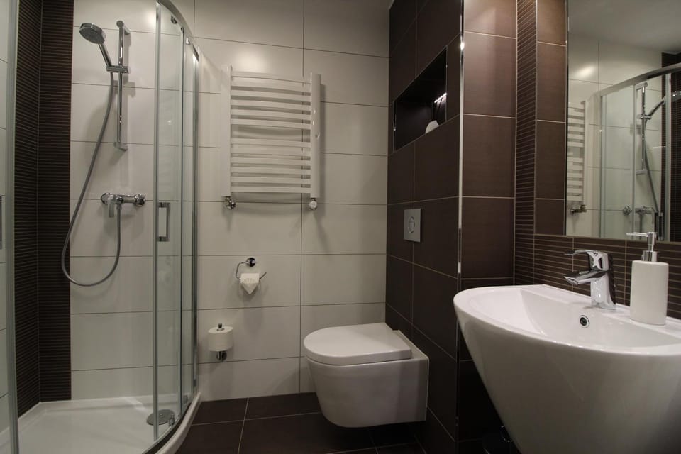Shower, Toilet, Bathroom, towels