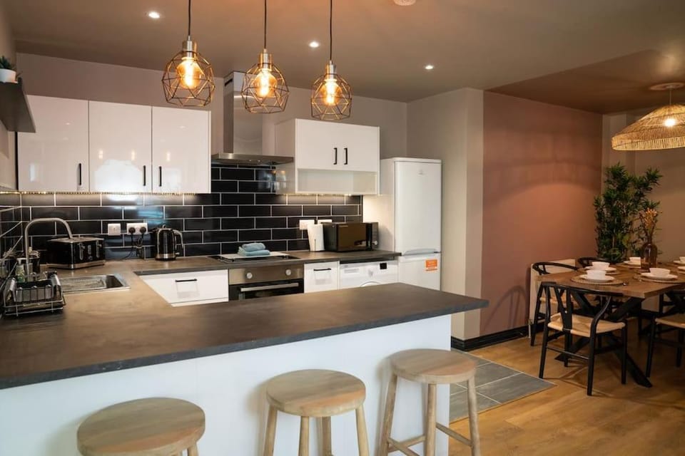 Coffee/tea facilities, Kitchen or kitchenette, Dining area, dishwasher, oven, stove