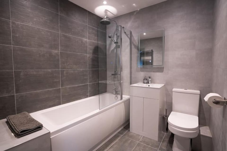Shower, Toilet, Bathroom, Bath, towels
