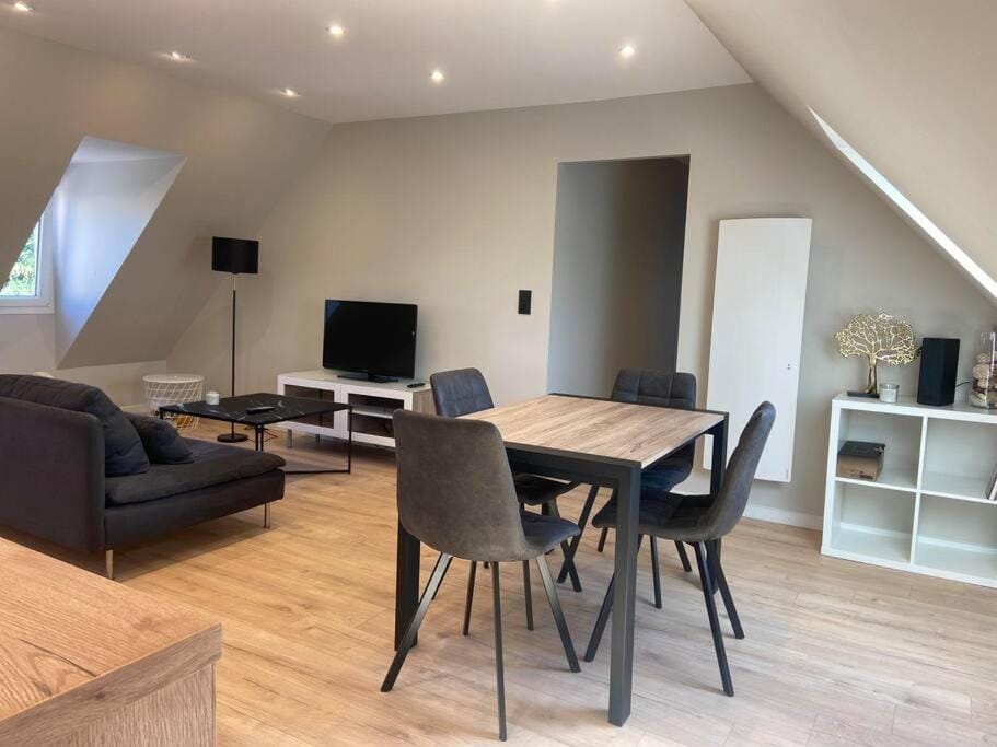 TV and multimedia, Living room, Seating area, Dining area