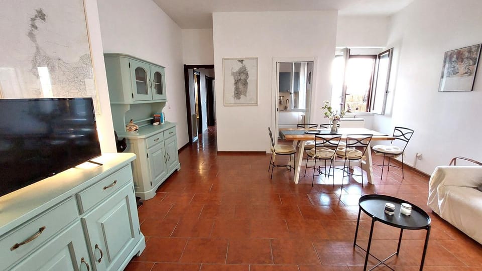 TV and multimedia, Living room, Seating area, Dining area