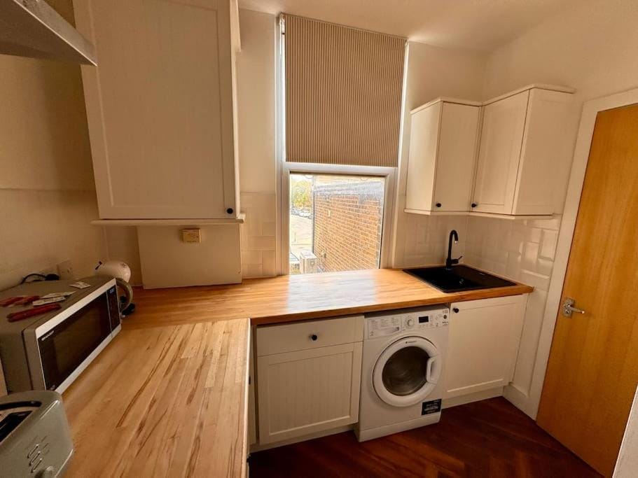 Kitchen or kitchenette, dishwasher, minibar, washing machine, dryer