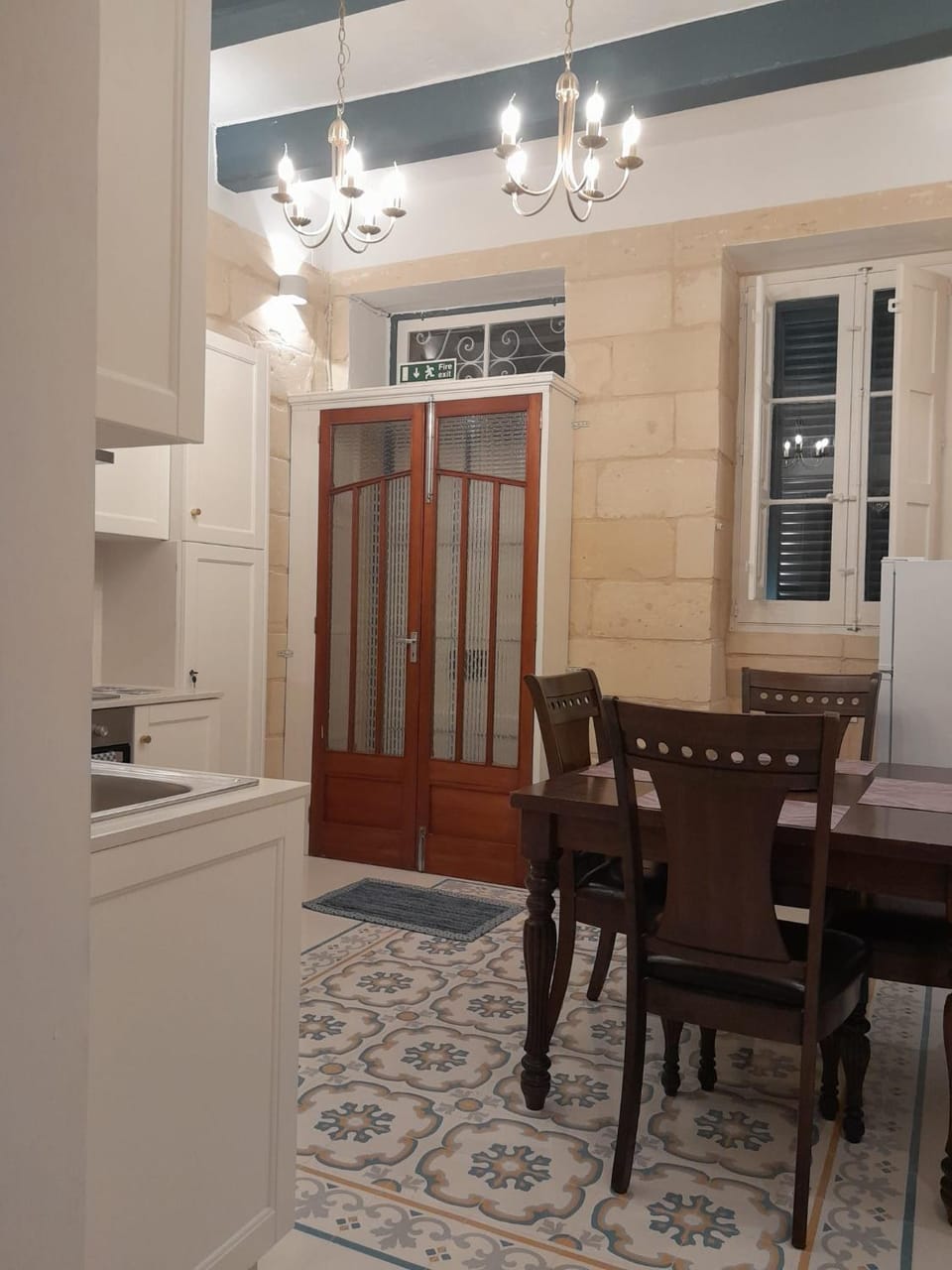 Kitchen or kitchenette, Dining area