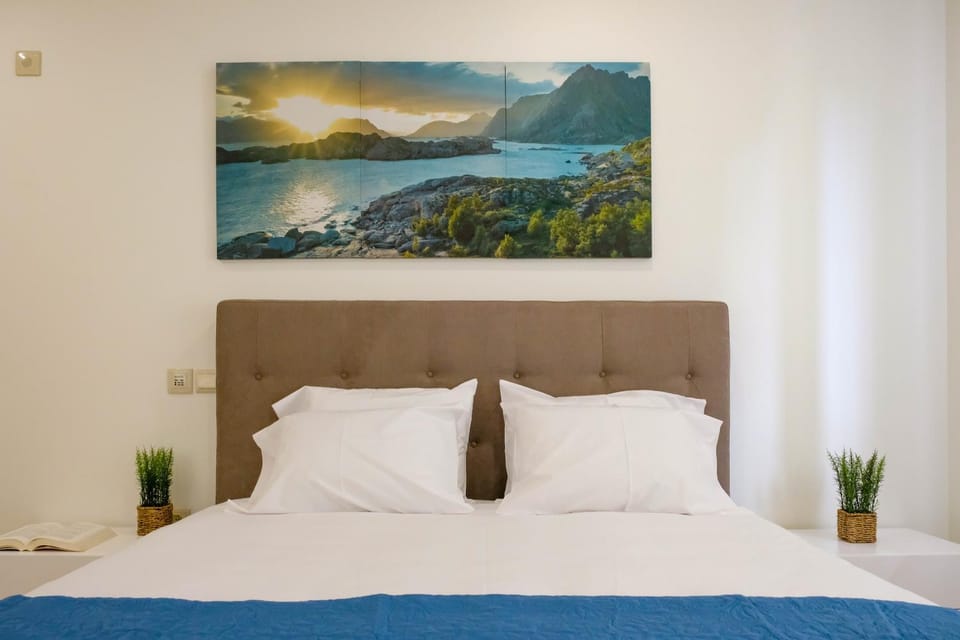 Bed, Photo of the whole room, Decorative detail, Bedroom