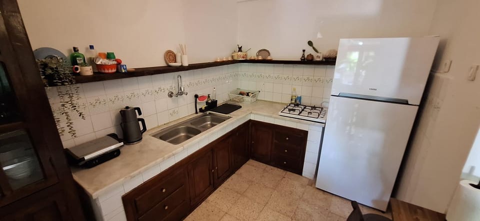 Coffee/tea facilities, Kitchen or kitchenette, stove