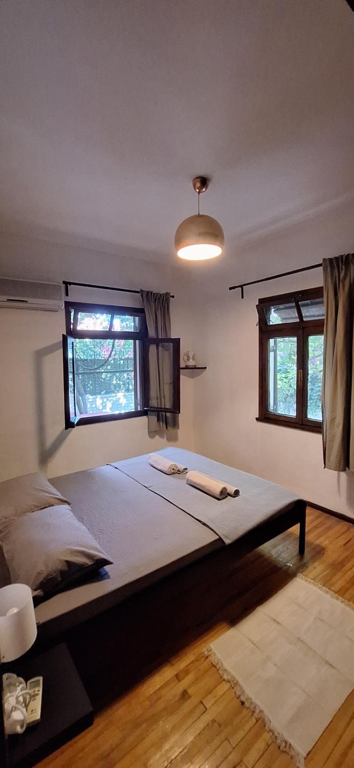 Bed, Photo of the whole room, Bedroom, air conditioner