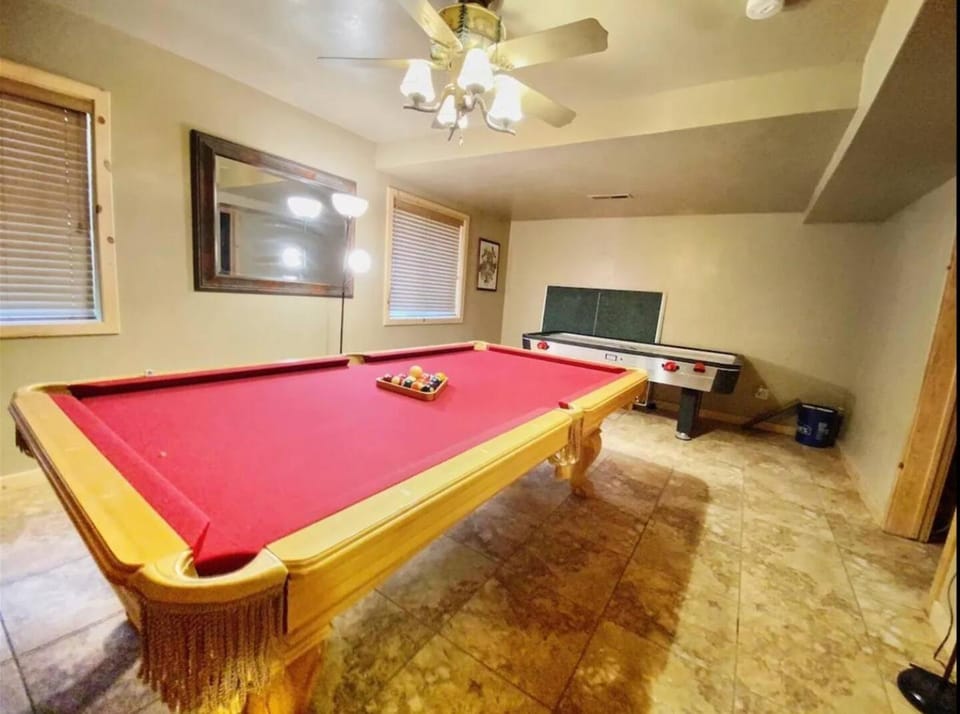 Trophy Room Retreat - Large Lodge Sleeps Up To 15 House in Utah