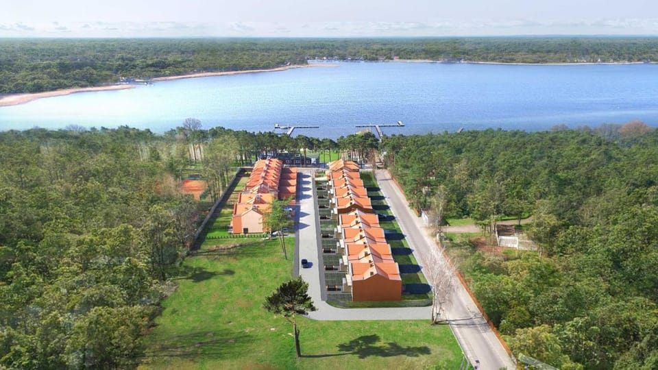 Property building, Neighbourhood, Bird's eye view, Lake view, Street view