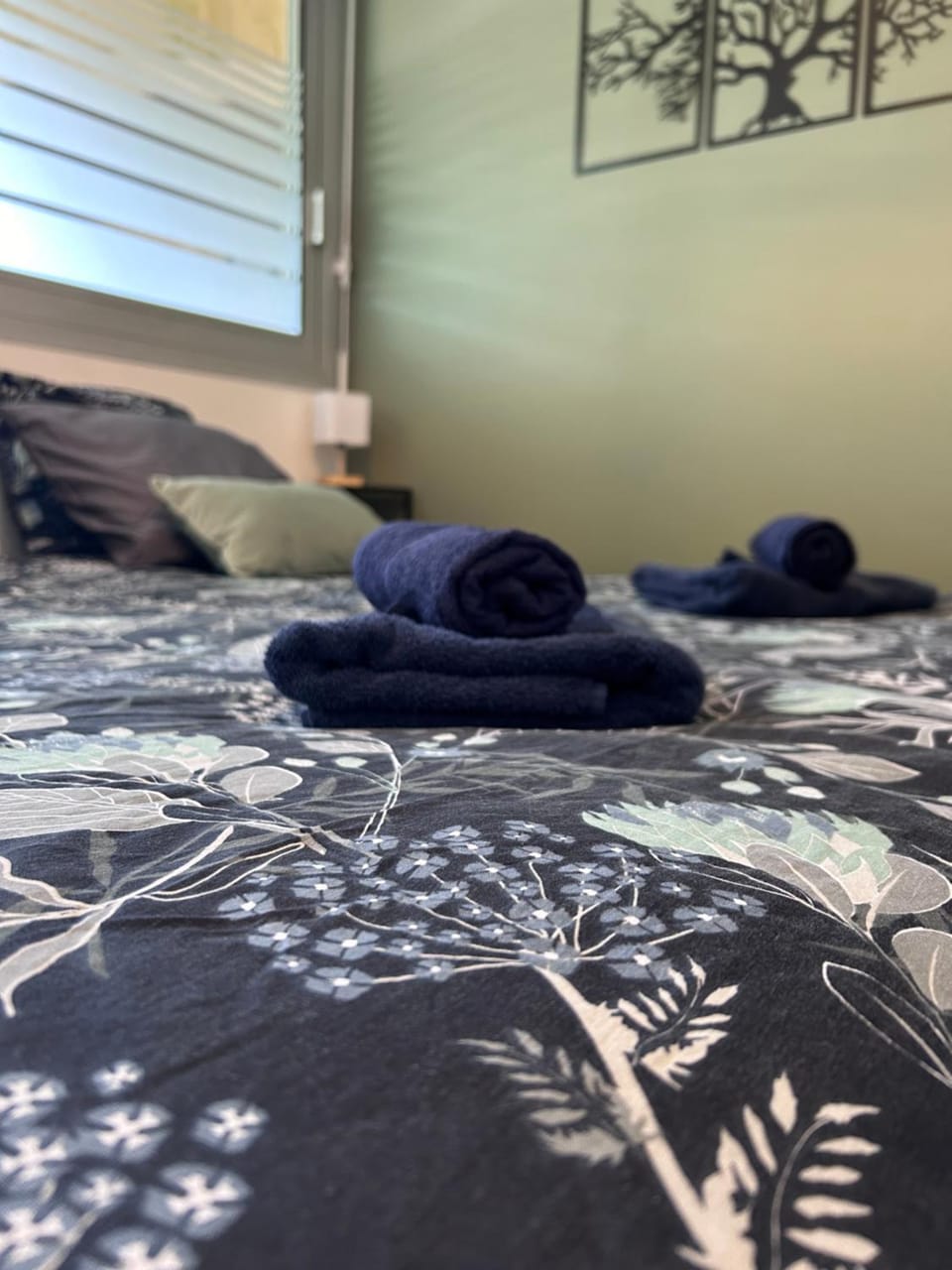 Bed, Bedroom, towels