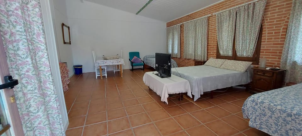 Bed, Photo of the whole room, Seating area, Dining area, Bedroom