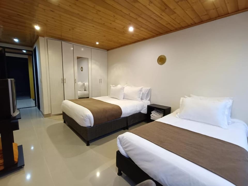 Bed, TV and multimedia, Photo of the whole room, Bedroom