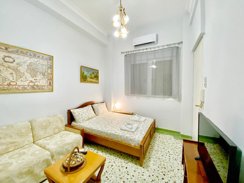 Bed, Seating area, Bedroom, air conditioner