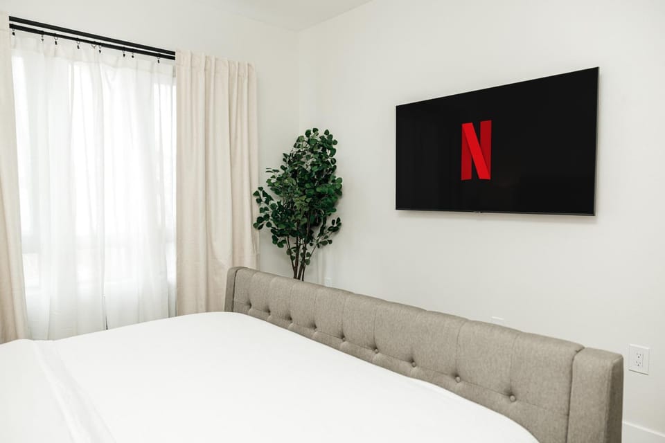 Bed, TV and multimedia, Bedroom