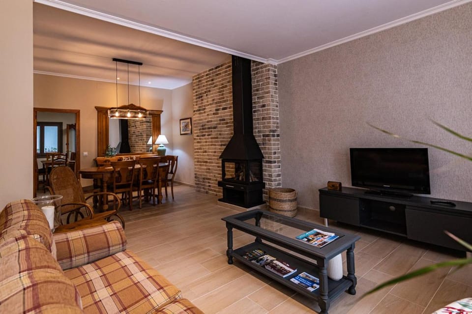 Communal lounge/ TV room, Living room, flat iron