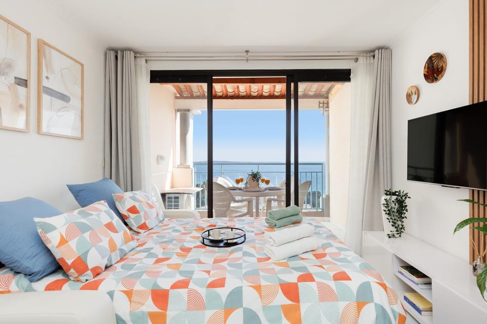 Communal lounge/ TV room, Bed, Living room, Sea view