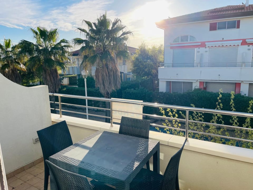 View (from property/room), Balcony/Terrace, Dining area
