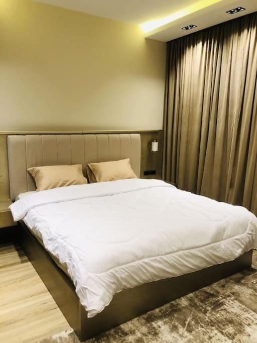 Luxurious Lake View Flat 2BR 115 Apartment in New Cairo City