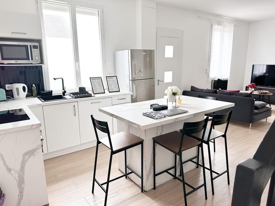 Grand Studio WiFi rapide RER B Apartment in Île-de-France