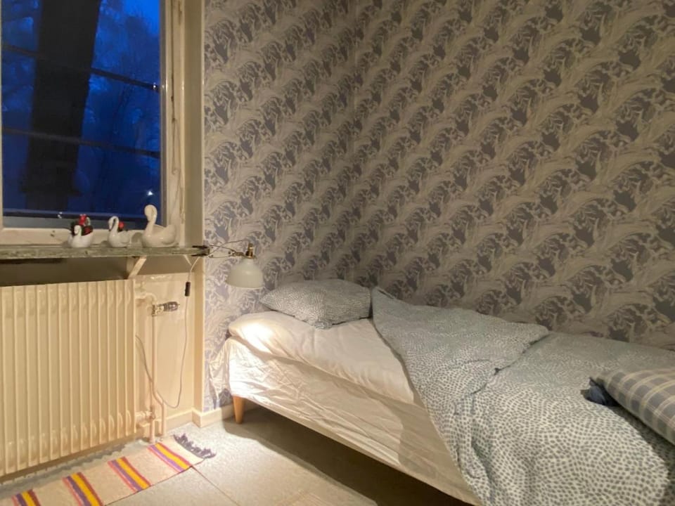 6 rum lägenhet 90kvm parkettgolv balkong öppen spis hög takhöjd Apartment in Sweden