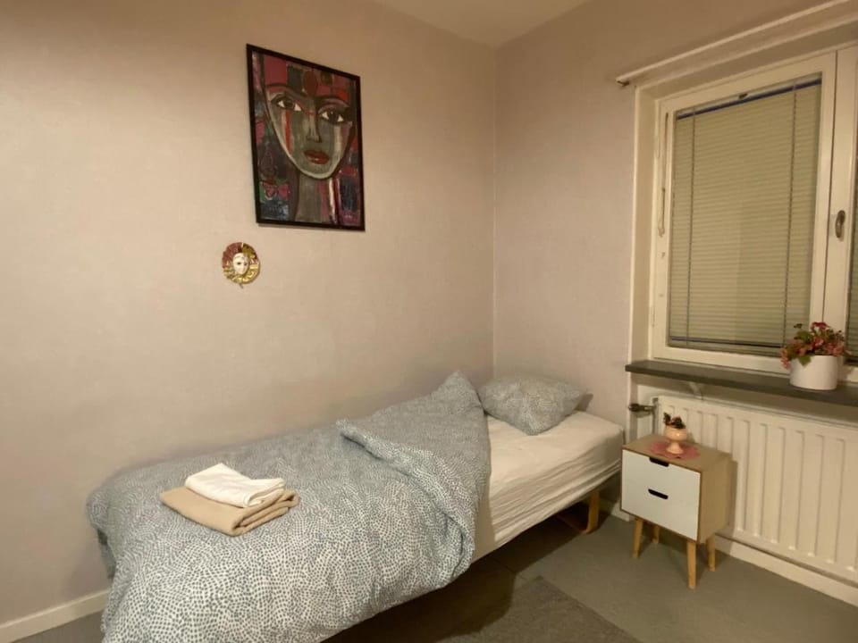 6 rum lägenhet 90kvm parkettgolv balkong öppen spis hög takhöjd Apartment in Sweden