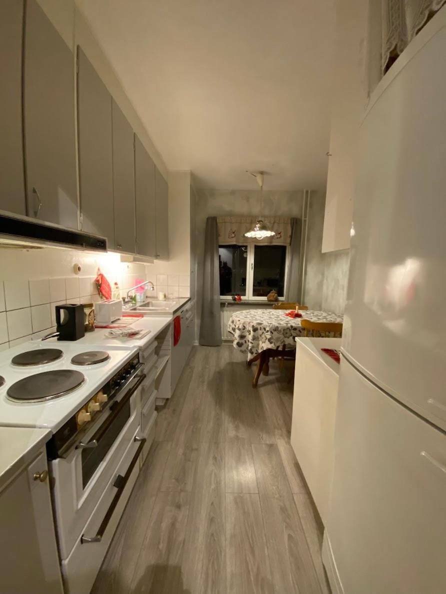 6 rum lägenhet 90kvm parkettgolv balkong öppen spis hög takhöjd Apartment in Sweden