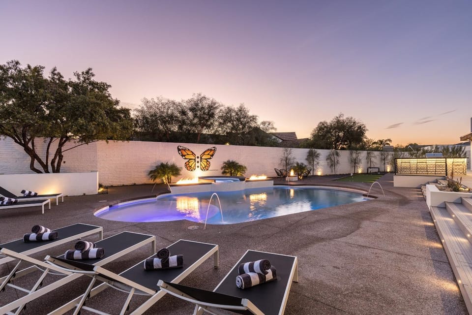 Luxury Micro-Resort, Theater, Sauna, Heated Pool House in Phoenix