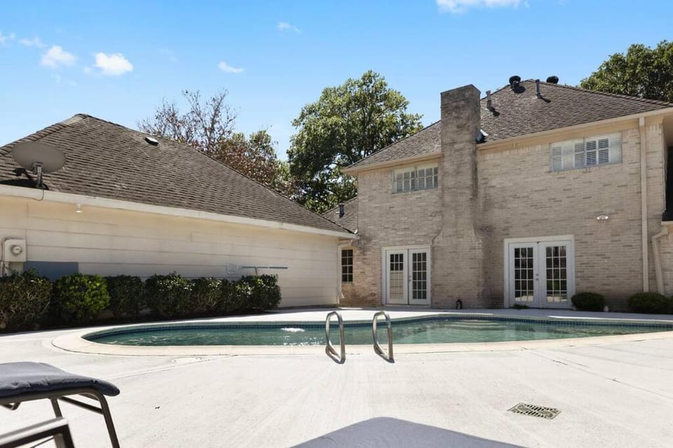 Patio, Pool view, Swimming pool, sunbed
