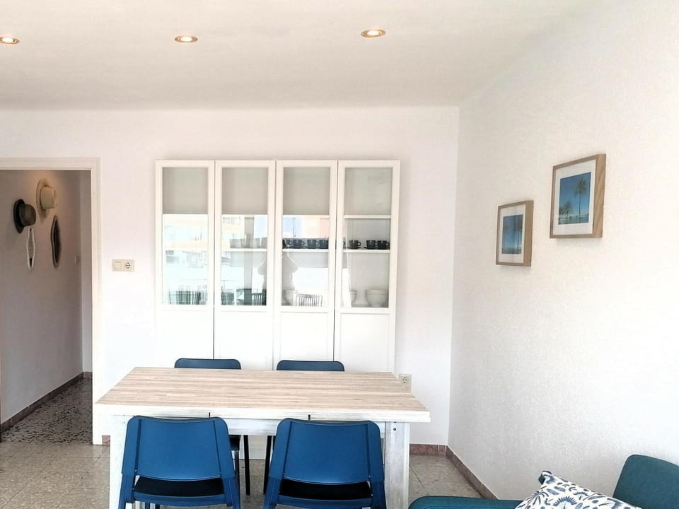 Apartamento en Segunda Línea de Playa con Terraza, WIFI y Parking en Santa Margarita - ES-258-120 Apartment in Roses