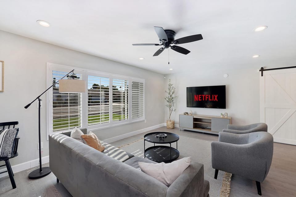 Pegasus - Modern Tempe Getaway with Pool & Game Room House in Tempe
