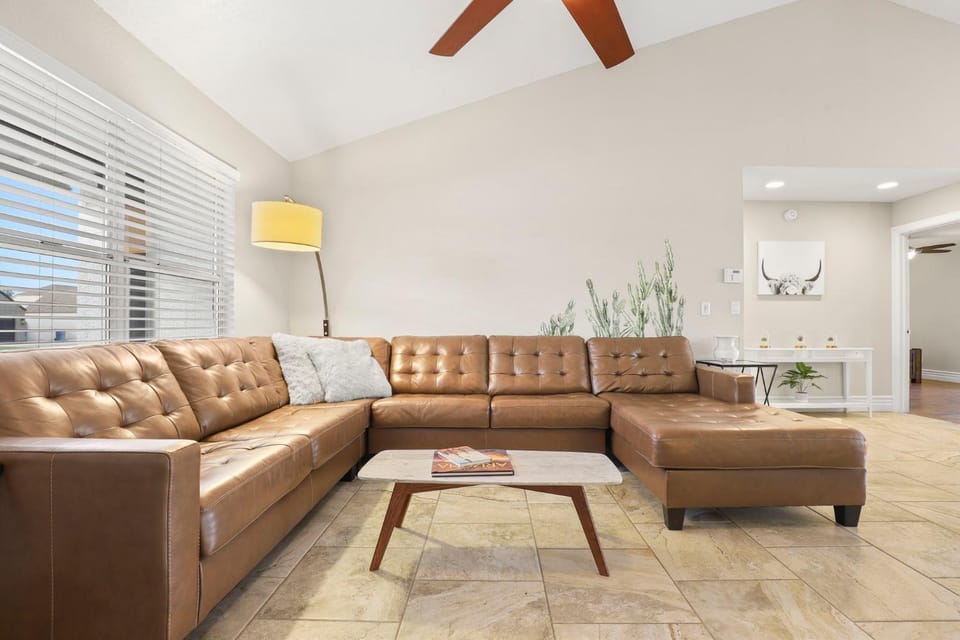 The Dava: Free Heated Pool & Putting Green House in Tempe