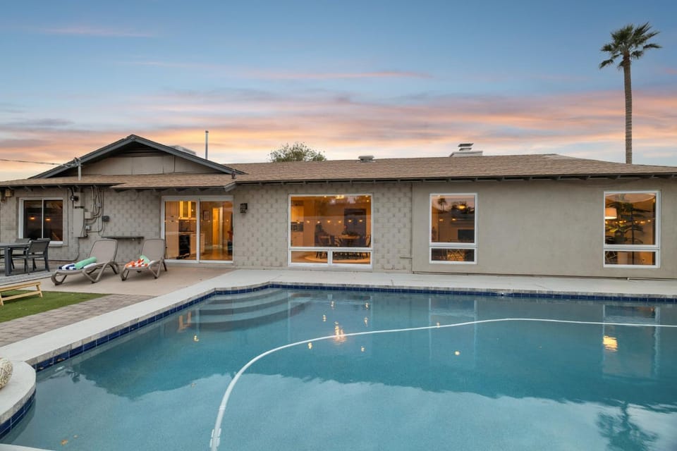 Colorful Desert Hideaway - Heated Pool & BBQ House in Scottsdale