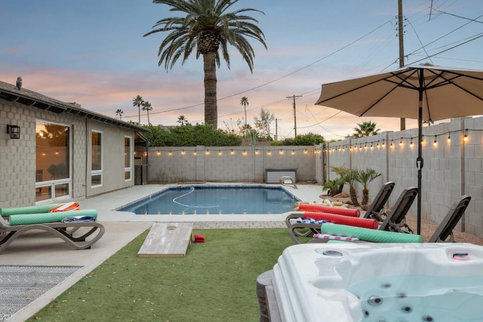 Colorful Desert Hideaway - Heated Pool & BBQ House in Scottsdale