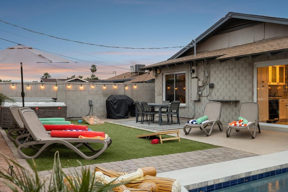 Colorful Desert Hideaway - Heated Pool & BBQ House in Scottsdale