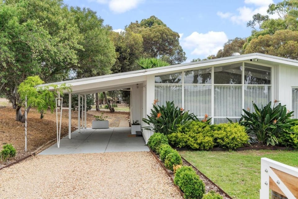 Wine Down McLaren Vale, a cosy vineyard retreat House in Willunga
