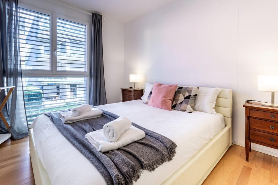 Bed, Photo of the whole room, Bedroom, towels