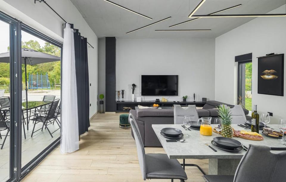 TV and multimedia, Living room, Dining area