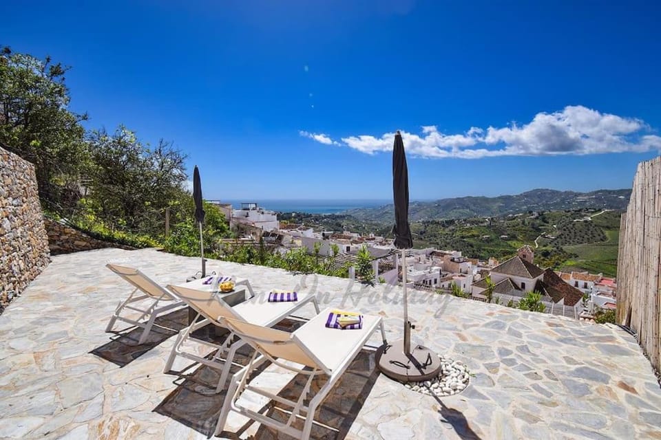 Casa Pomelo, Frigiliana Luxury center townhouse with pool and parking HansOnHoliday Rentals House in Frigiliana